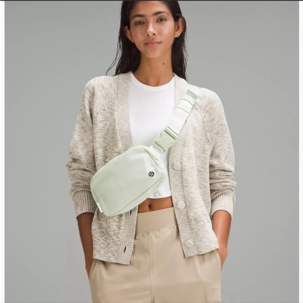 Lululemon Everywhere Belt Bag 1L- Kohlrabi Green/White